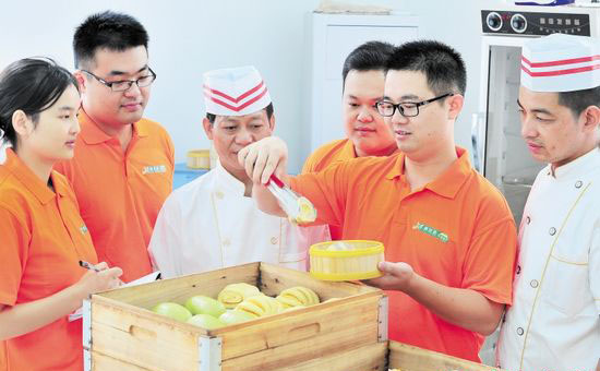 80后小伙放棄麥當勞20萬年薪 回鄉賣包子