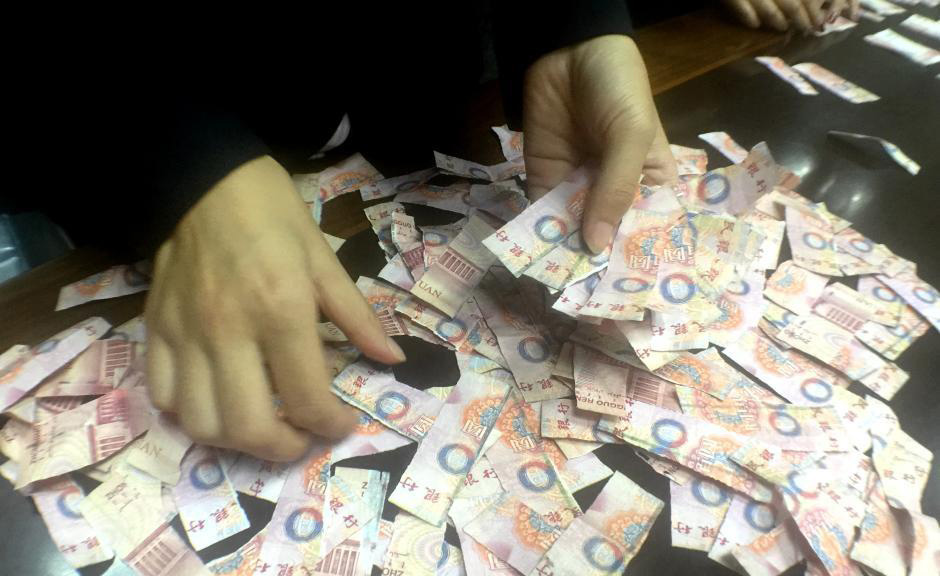老人撕碎4萬多元積蓄 銀行13名員工加班拼接