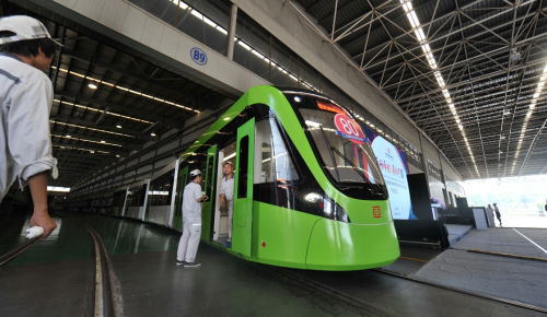 8月1日，中國首列完全自主化全線無接觸網“超級電容”現代有軌電車在中車株洲電力機車有限公司下線。當日，中國首列完全自主化全線無接觸網“超級電容”現代有軌電車，在中車株洲電力機車有限公司下線。據中車株機總工程師索建國介紹，這款城市電車具有三大比較優勢。一是甩掉了“大辮子”，全程無架空接觸網運行，消除了“視覺污染”；二是以9500法拉“超級電容”儲能供電，車輛在站臺區30秒內快速完成充電，一次可運行3至5公里；三是該車制動時能將85%以上的制動能量回收反饋至超級電容形成電能儲存，實現能量循環利用。據了解，該車采用100%低地板設計，靠車門的地板面僅為320毫米，最大載客量達380人，每小時速度為70千米。值得特別提出的是，這款新型電車的整車技術、零部件全部實現中國自主化。新華社記者 龍弘濤 攝